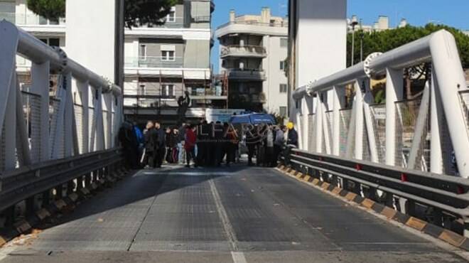 Fiumicino, la passerella non si alza: i pescatori bloccano il Ponte 2 Giugno