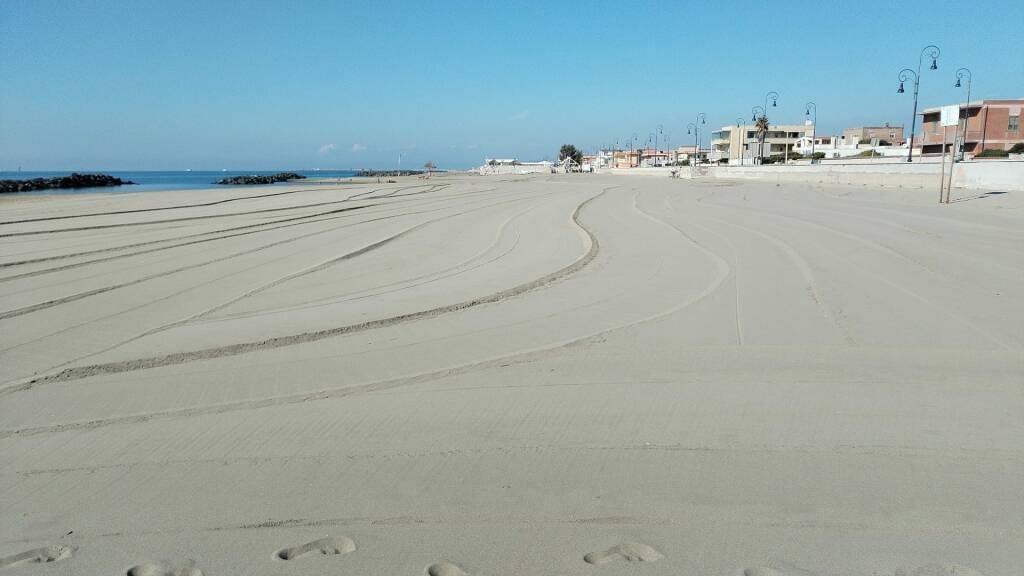Fiumicino: vagliatura delle spiagge, banchine del Tevere ripulite ed erbacce rimosse