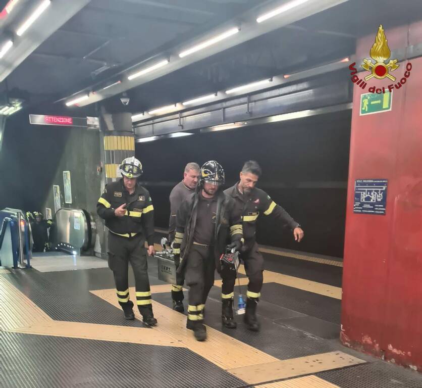 Tragedia sfiorata a Roma: 19enne viene travolto da un treno della metro B, è in pericolo di vita