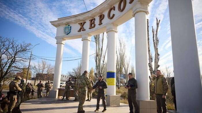 Zelensky a sorpresa nella “liberata” Kherson. L’ira della Russia: “E’ territorio nostro”