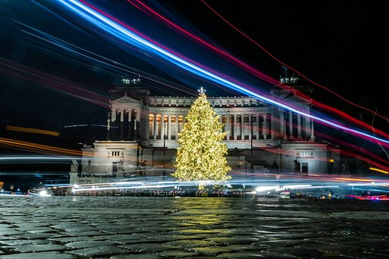 Natale 2022 a Roma: acceso il grande albero di Natale a piazza Venezia