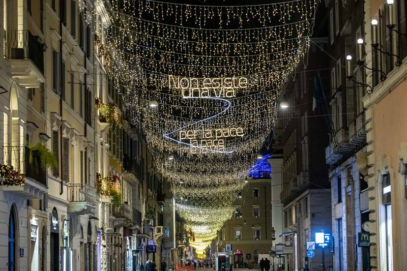 Roma, si accende il grande albero di Natale a piazza Venezia: è alimentato da pannelli solari