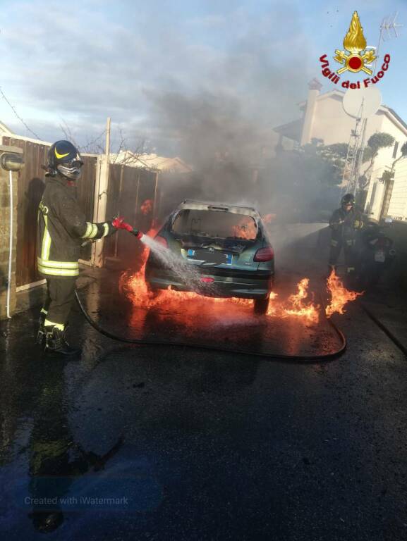 Paura a Civitavecchia, l’auto prende fuoco in strada: le fiamme minacciano i palazzi