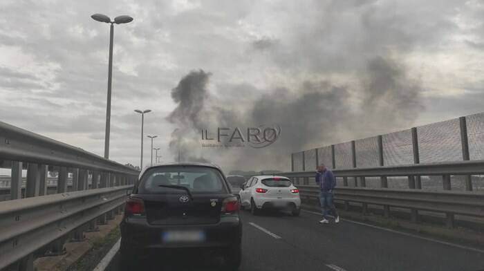 Fiumicino, auto in fiamme sul viadotto dell’Aeroporto: il fumo invade la strada