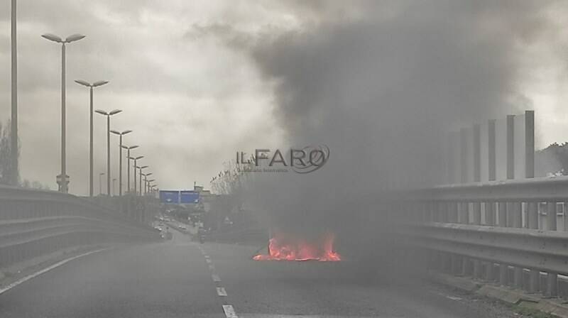 Fiumicino, auto in fiamme sul viadotto dell’Aeroporto: il fumo invade la strada
