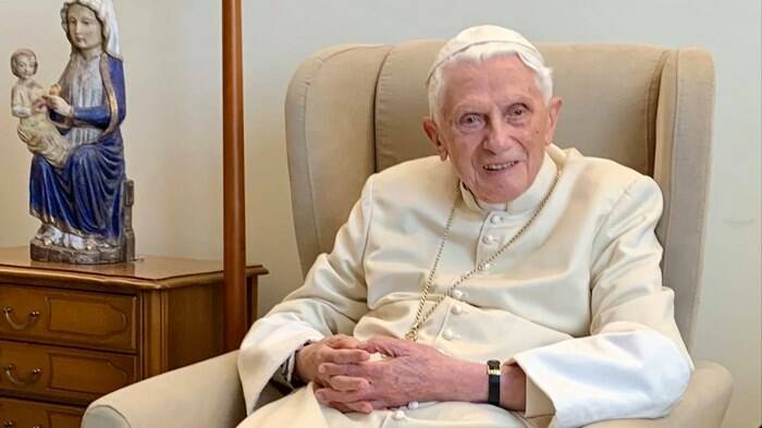 Vaticano. Papa Ratzinger è “estremamente sereno”. E concelebra messa