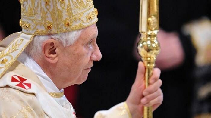 Una targa in ricordo di Benedetto XVI nella sua parrocchia di Roma