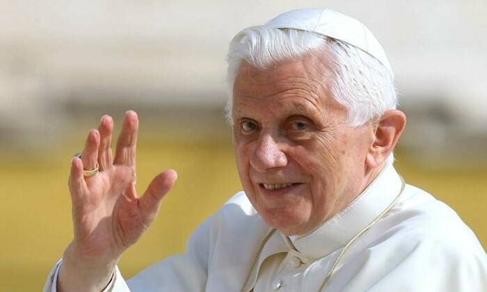 “Il mondo prega per Ratzinger”: la malattia di Benedetto XVI vista dalla stampa estera