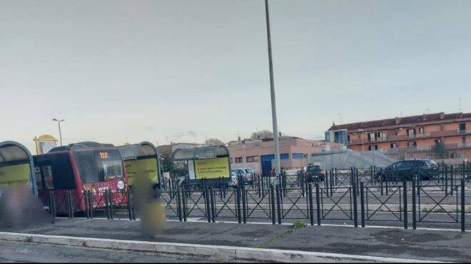 Installate le barriere parapedonali al capolinea bus della Stazione di Acilia
