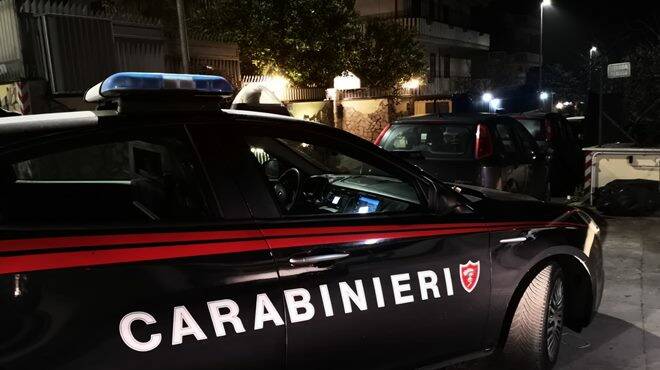 Spari ad Ostia Antica, colpi di pistola contro un’auto: a bordo c’erano 3 giovani