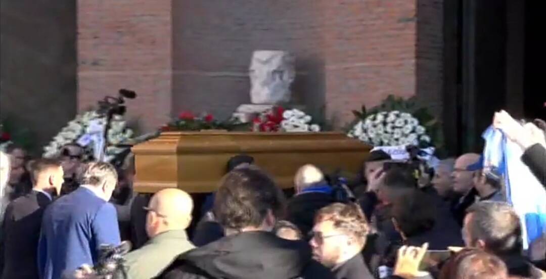 Lacrime e applausi: migliaia di persone a Roma per i funerali di Sinisa Mihajlovic