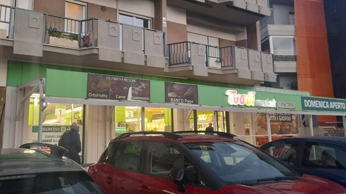Ancora un furto a Tor San Lorenzo: svaligiato (per la seconda volta) un supermarket