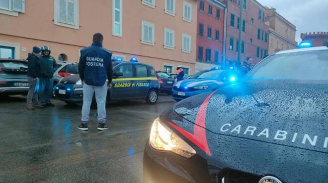 Vendono pesce non tracciato ad Anzio: maxi sequestro al porto