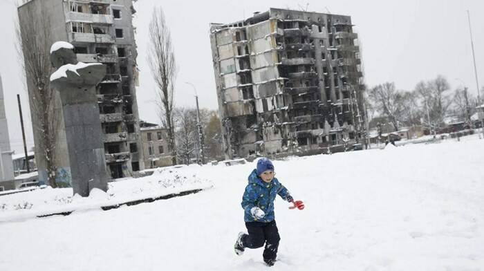 L’Ucraina stretta nella morsa del freddo: il Vaticano avvia una raccolta di maglie termiche