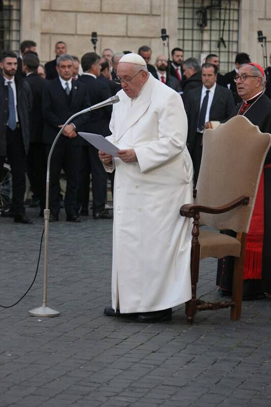 Immacolata, il Papa piange in piazza di Spagna mentre prega per l’Ucraina