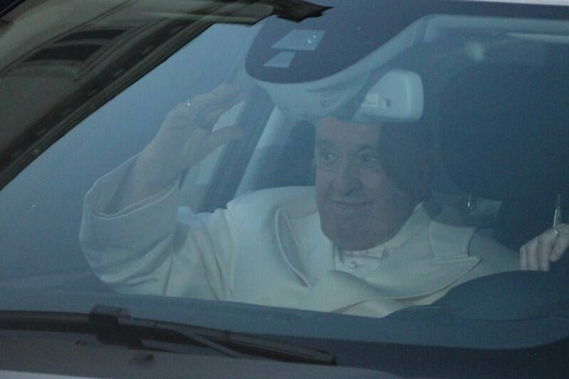 Il Papa dimesso dal Gemelli fa ritorno in Vaticano: “Sono ancora vivo”
