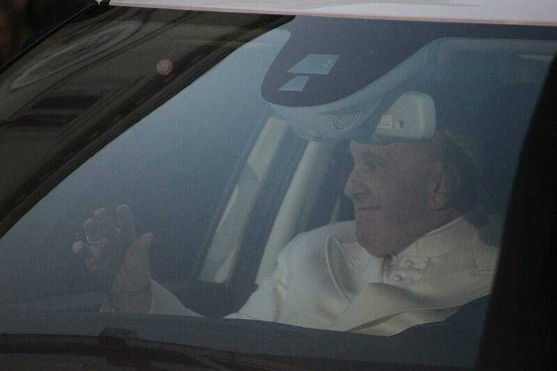 Papa Francesco dimesso dal Gemelli rientra in Vaticano: “Sono ancora vivo, tutto bene”
