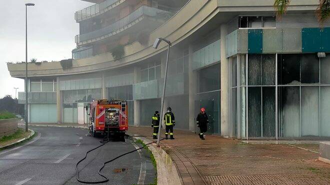 Incendio a Parco Leonardo: in fiamme un negozio abbandonato in piazza Alberti