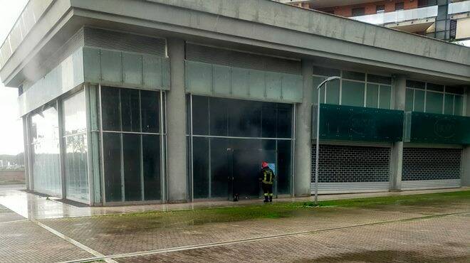 Incendio a Parco Leonardo: in fiamme un negozio abbandonato in piazza Alberti