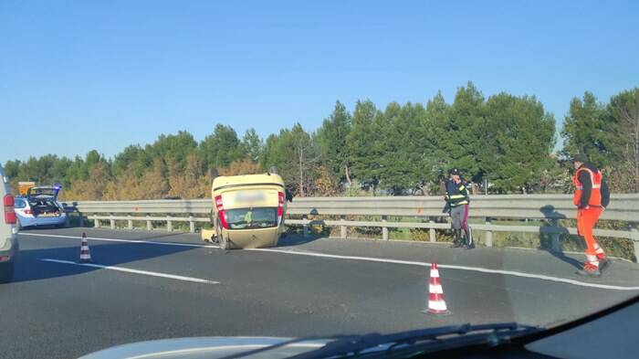 Incidente sulla Roma-Fiumicino, auto si ribalta sulla A91: traffico in tilt verso l’aeroporto