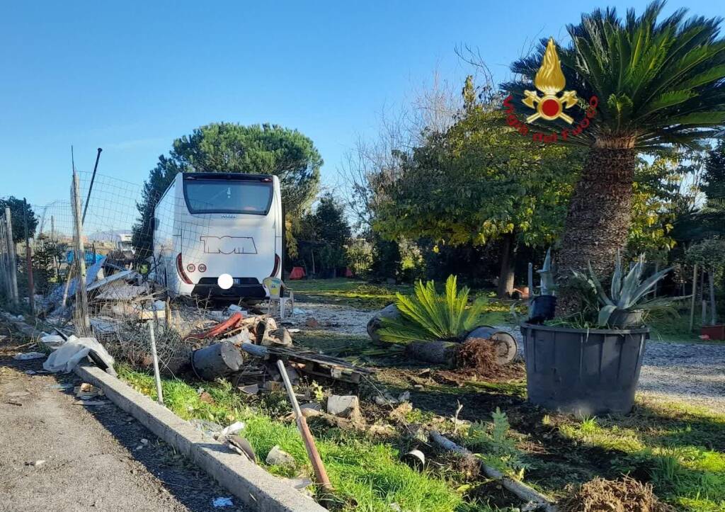Roma, bus esce fuori strada sulla Tiburtina: paura per i 41 bambini a bordo