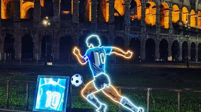 Aspettando la finale dei Mondiali, nel cuore di Roma appare Maradona