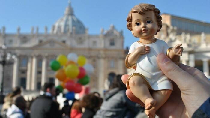 In piazza San Pietro torna la tradizionale benedizione dei Bambinelli con Papa Francesco