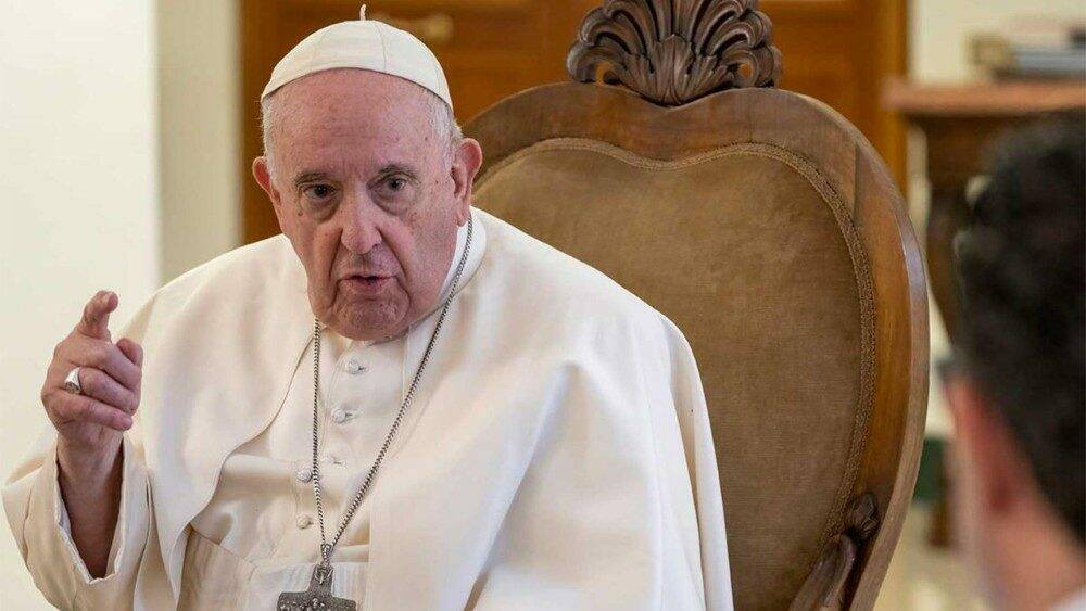 Il Papa: “L’Ucraina abbia il coraggio di alzare bandiera bianca: non è una resa”