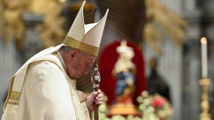 Te Deum, Papa Francesco commosso ricorda Benedetto XVI: “Persona nobile e gentile”