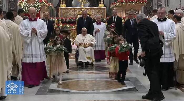 Natale 2022: il Papa in sedia a rotelle porta Gesù Bambino nel presepe di San Pietro