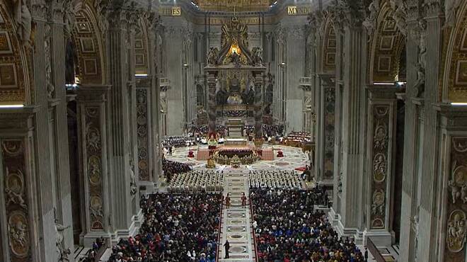 Notte di Natale, Papa Francesco “Dio nasce nella storia per far rinascere la storia”