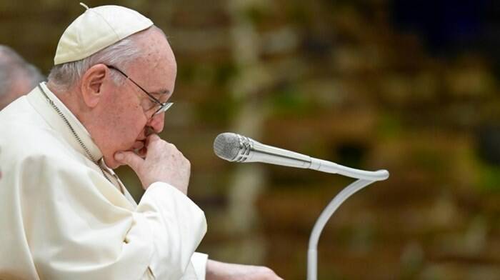 Papa Francesco: “Essere gay non è un crimine. Alcuni Vescovi sbagliano su questo”