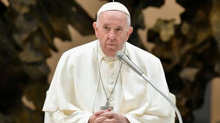 Papa Francesco mette in guardia i fedeli: “Attenti al demonio, sa travestirsi da angelo”