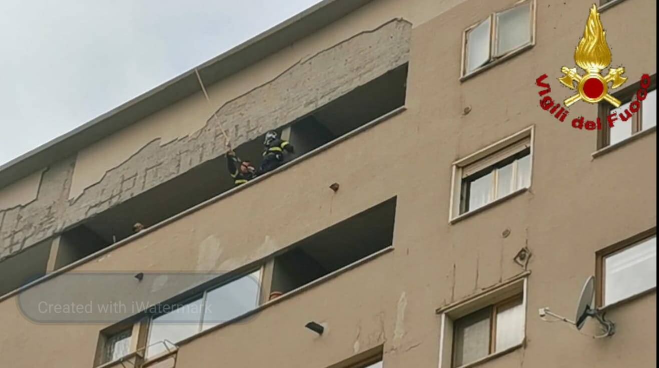 Civitavecchia: i pompieri si calano dal tetto per soccorrerlo ma lo trovano morto