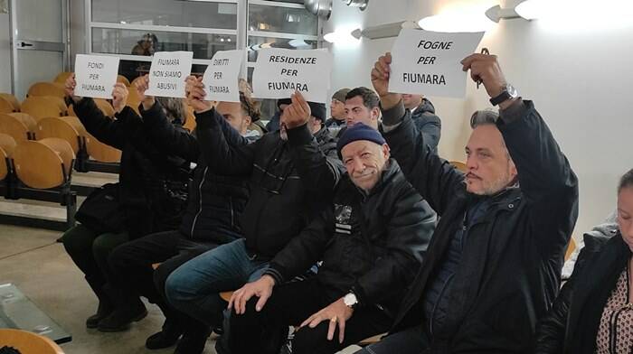 Fiumicino. Consiglio comunale sospeso, parla Fiumara grande: “Non chiamateci abusivi. Vogliamo dignità”