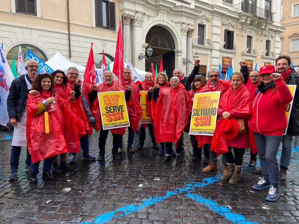 I medici del Servizio sanitario nazionale manifestano in piazza a difesa della sanità pubblica