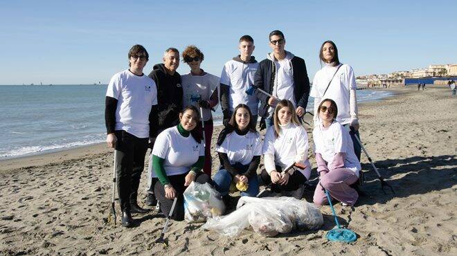 “Let your Beach Shine”: raccolti oltre 80 chili di rifiuti abbandonati sulla spiaggia di Ostia