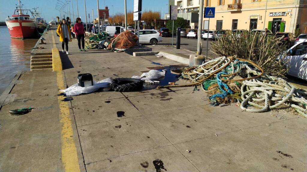Fiumicino, taniche di olio abbandonate sul porto canale: “E nessuno fa niente”