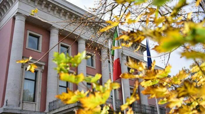 Ambasciate italiane sotto attacco: colpite le sedi diplomatiche di Berlino e Barcellona