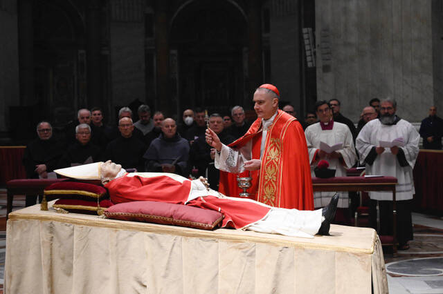 Benedetto XVI: autorità e migliaia di fedeli in fila per rendere omaggio al Papa emerito
