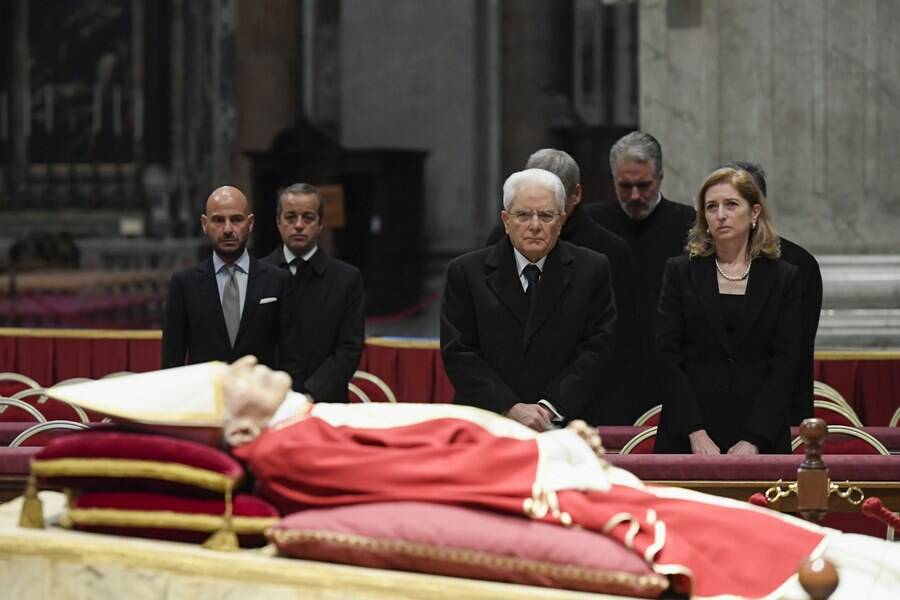 Benedetto XVI: autorità e migliaia di fedeli in fila per rendere omaggio al Papa emerito