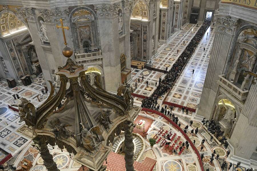 Benedetto XVI: a migliaia in fila dall’alba per entrare in San Pietro