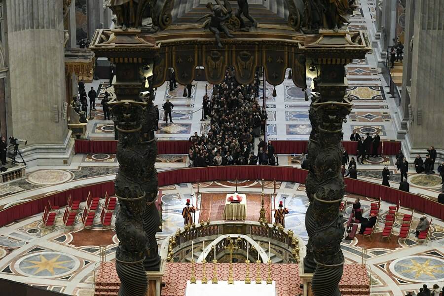 La salma di Benedetto XVI esposta in San Pietro: migliaia di fedeli in fila per rendere omaggio al Papa emerito