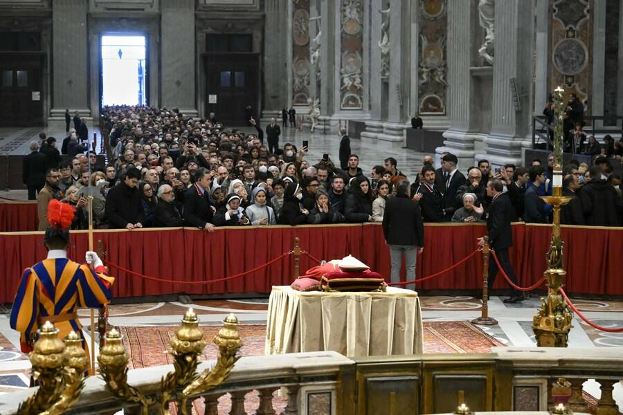 Vaticano: oltre 130mila persone a San Pietro hanno reso omaggio a Benedetto XVI