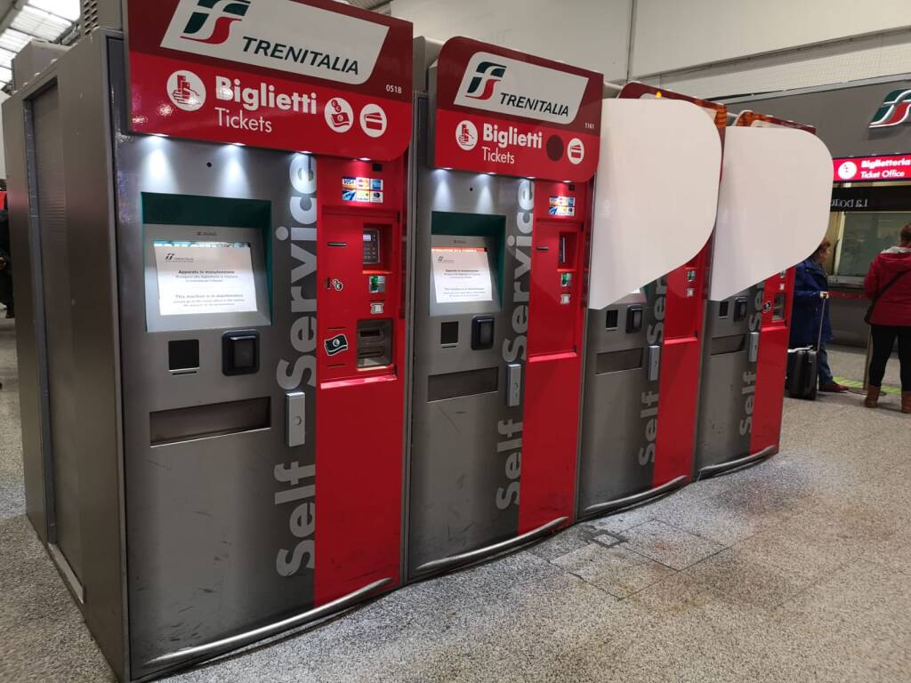Biglietterie automatiche fuori servizio: caos alla stazione dell’aeroporto di Fiumicino