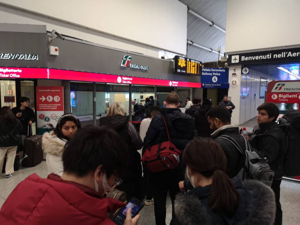 Biglietterie automatiche fuori servizio: caos alla stazione dell’aeroporto di Fiumicino