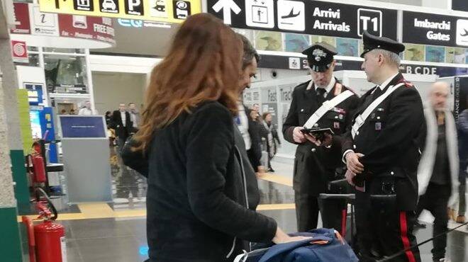 Aeroporto Fiumicino, rubano profumi e cosmetici al duty free: denunciati 4 viaggiatori