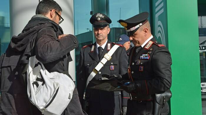 Fiumicino, furti a raffica al duty free dell’aeroporto: un viaggiatore arrestato e altri tre denunciati