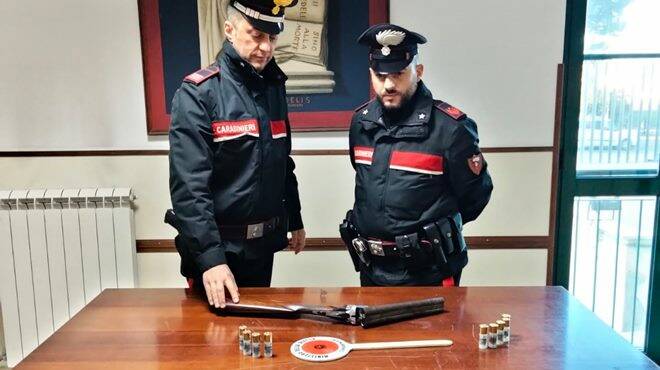 Terracina, “Mi sparo con il fucile”: 61enne salvato (e arrestato) dai carabinieri