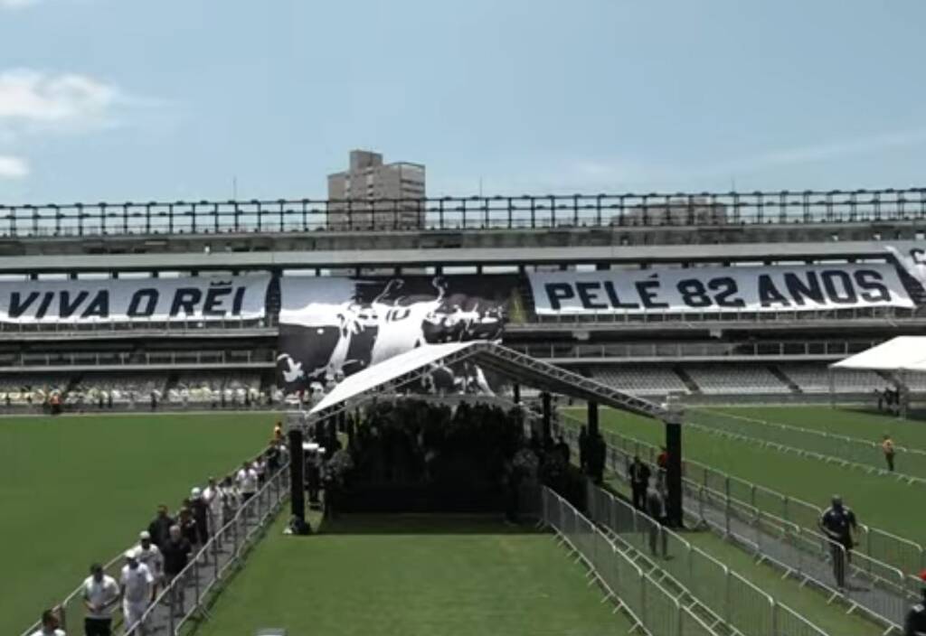 Il Brasile si ferma per l’ultimo saluto a Pelé: la veglia funebre nello stadio del Santos